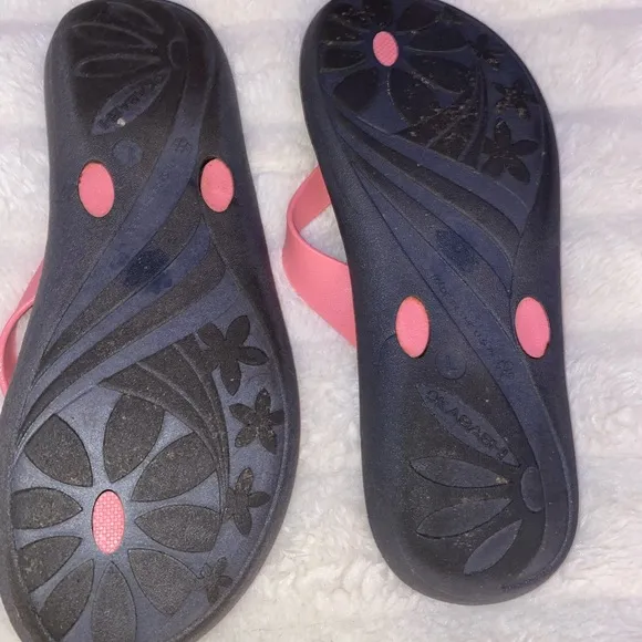 2 pair Okabashi Oka b flip flops size L (women’s 10-11)