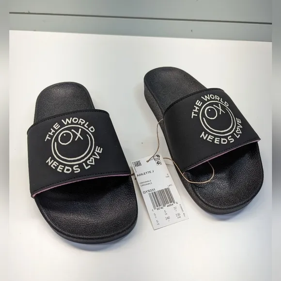 6Y Adidas Andre Saraiva Adelette The World Needs Love GY9331 Slides Flip Flops