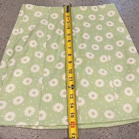 ALTAR’D STATE DAISY TWO PIECE SKIRT SET PASTEL GREEN AND WHITE SIZE SMALL