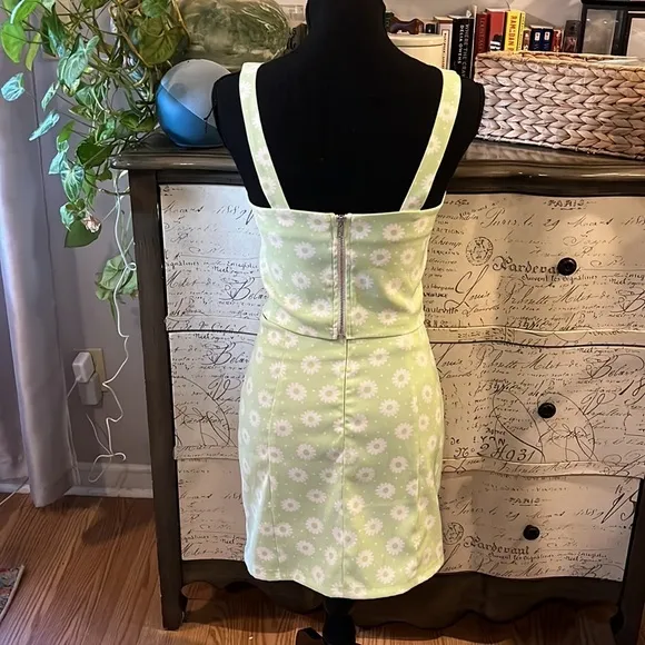 ALTAR’D STATE DAISY TWO PIECE SKIRT SET PASTEL GREEN AND WHITE SIZE SMALL