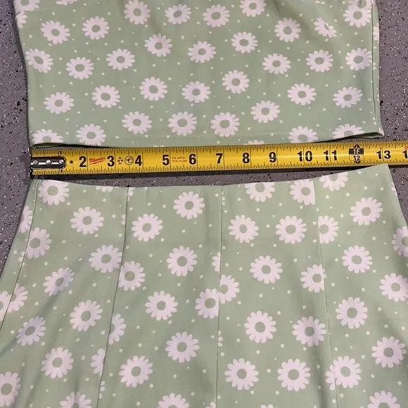 ALTAR’D STATE DAISY TWO PIECE SKIRT SET PASTEL GREEN AND WHITE SIZE SMALL