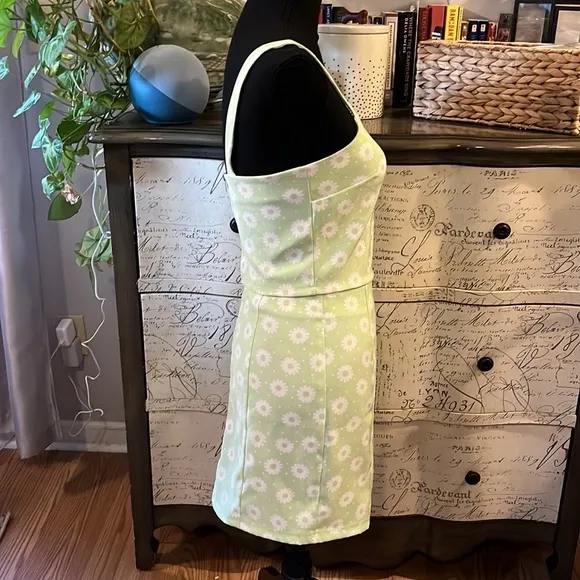 ALTAR’D STATE DAISY TWO PIECE SKIRT SET PASTEL GREEN AND WHITE SIZE SMALL