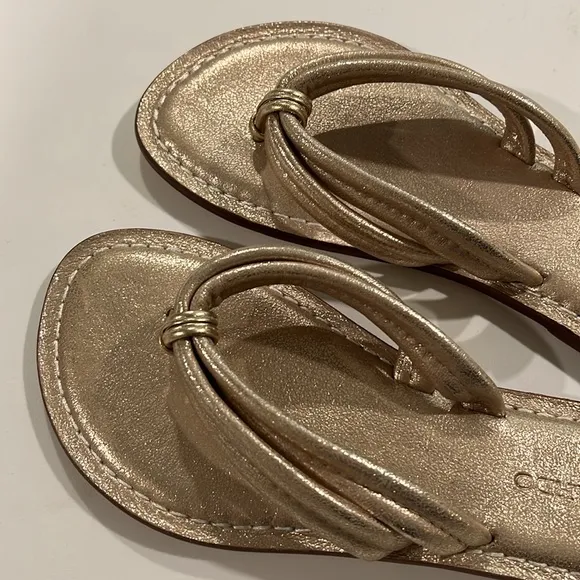 Bernardo - 7.5 gold flat flip flops, nwot