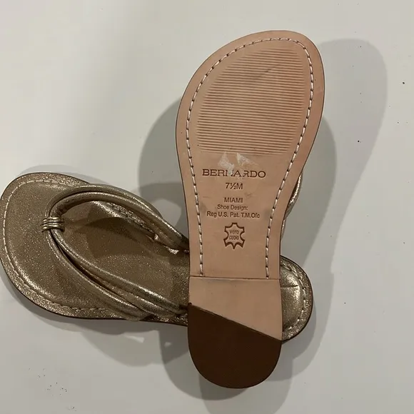 Bernardo - 7.5 gold flat flip flops, nwot