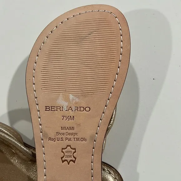 Bernardo - 7.5 gold flat flip flops, nwot