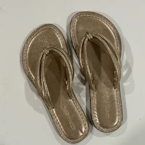 Bernardo - 7.5 gold flat flip flops, nwot