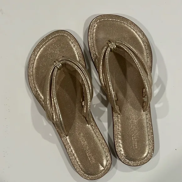 Bernardo - 7.5 gold flat flip flops, nwot