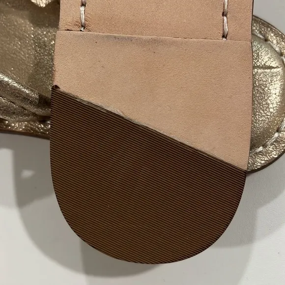 Bernardo - 7.5 gold flat flip flops, nwot