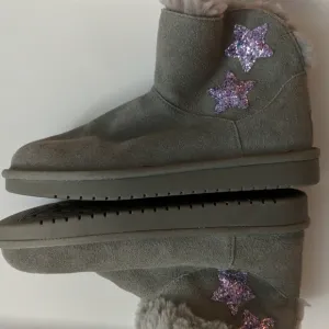 Girl's Size 3 UGG Kool Aburra Boots Pink Stars..Faux Fur Linning..Pull- on Boots