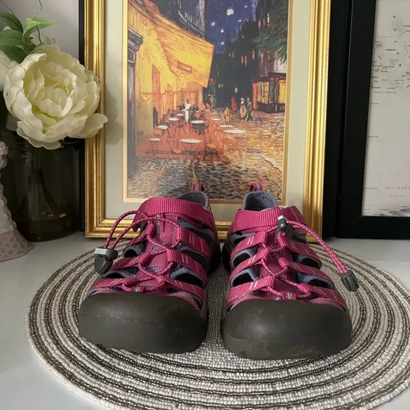 Keen girls sandals