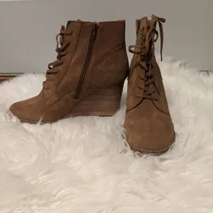 Lucky Brand Yelloh Suede Lace Up Wedge Booties Taupe sz 10