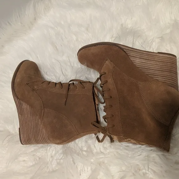 Lucky Brand Yelloh Suede Lace Up Wedge Booties Taupe sz 10