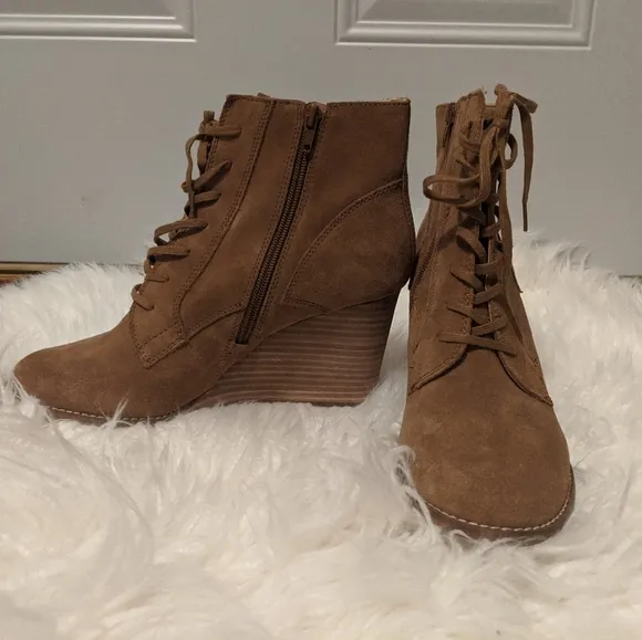 Lucky Brand Yelloh Suede Lace Up Wedge Booties Taupe sz 10