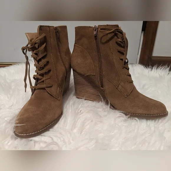 Lucky Brand Yelloh Suede Lace Up Wedge Booties Taupe sz 10
