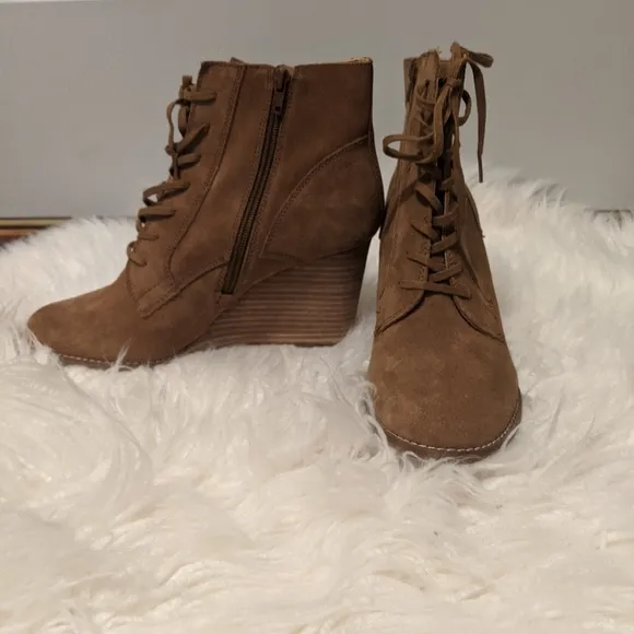 Lucky Brand Yelloh Suede Lace Up Wedge Booties Taupe sz 10