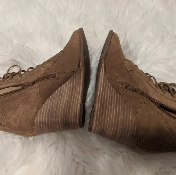 Lucky Brand Yelloh Suede Lace Up Wedge Booties Taupe sz 10