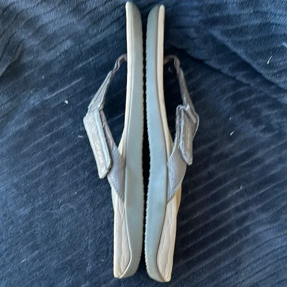 Men’s Size 13 Vionic Beige Adjustible Flip Flops EUC Retail for $150