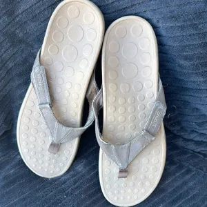 Men’s Size 13 Vionic Beige Adjustible Flip Flops EUC Retail for $150