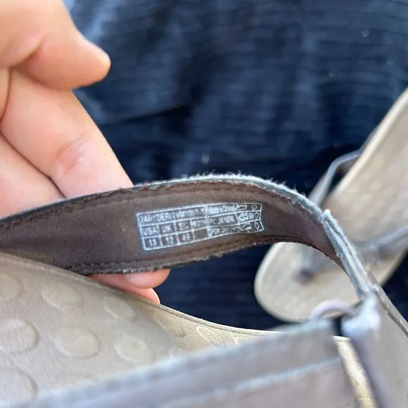Men’s Size 13 Vionic Beige Adjustible Flip Flops EUC Retail for $150