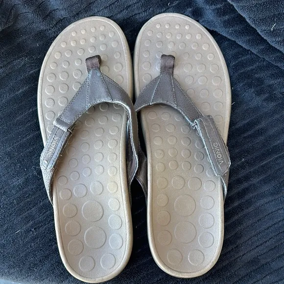 Men’s Size 13 Vionic Beige Adjustible Flip Flops EUC Retail for $150