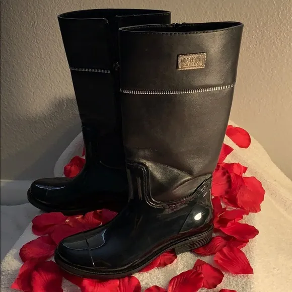 MICHAEL KORS BRAND NEW BEAUTIFUL SIZE 3 BOOTS
