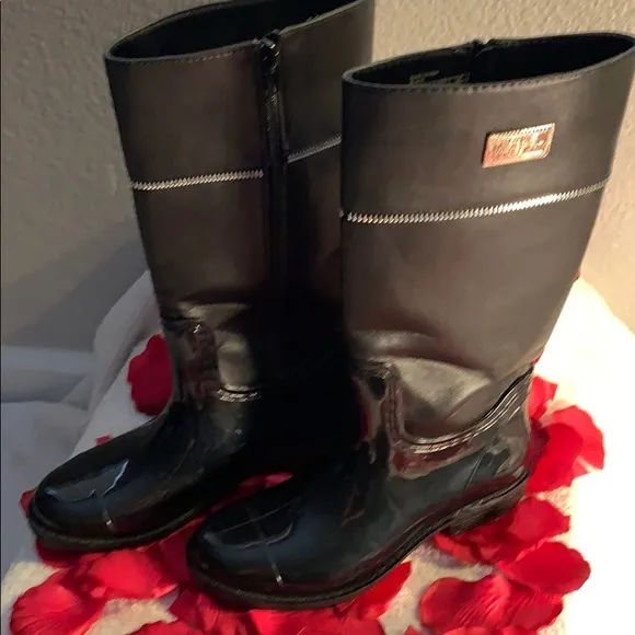MICHAEL KORS BRAND NEW BEAUTIFUL SIZE 3 BOOTS