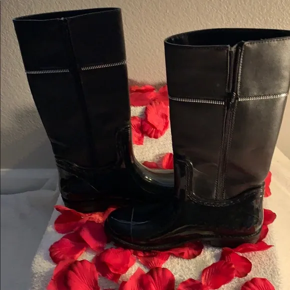 MICHAEL KORS BRAND NEW BEAUTIFUL SIZE 3 BOOTS