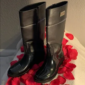 MICHAEL KORS BRAND NEW BEAUTIFUL SIZE 3 BOOTS