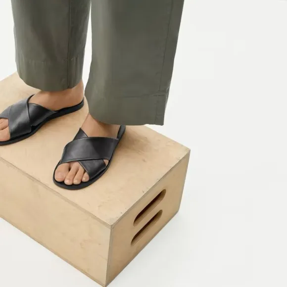 NEW Everlane Black Leather Day Crossover Sandal in Size 7.5
