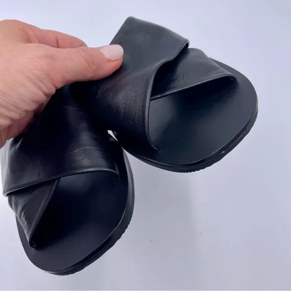 NEW Everlane Black Leather Day Crossover Sandal in Size 7.5