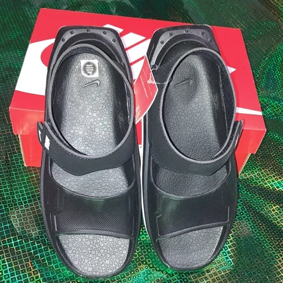 New Nike sandals 6 Y &amp; 7 Y