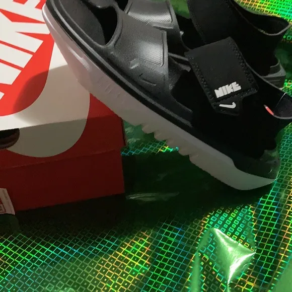 New Nike sandals 6 Y &amp; 7 Y