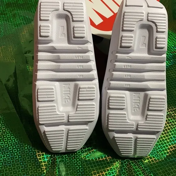New Nike sandals 6 Y &amp; 7 Y