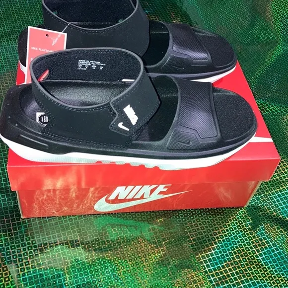 New Nike sandals 6 Y &amp; 7 Y