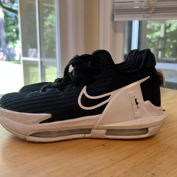 Nike Lebron Witness VI boys basketball size 4.5