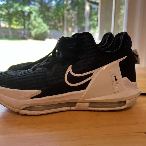 Nike Lebron Witness VI boys basketball size 4.5
