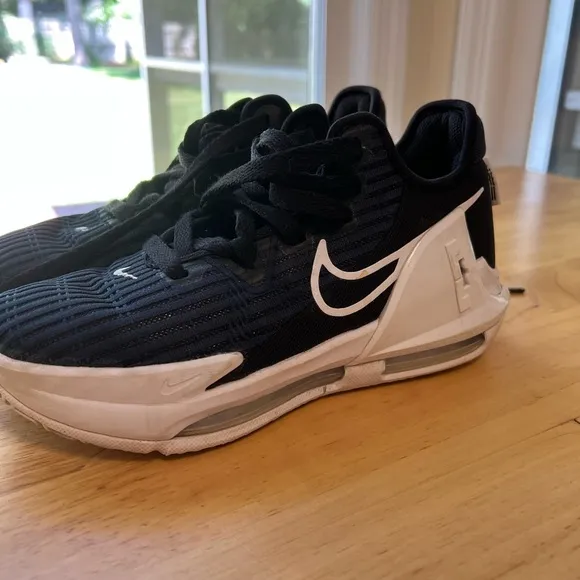 Nike Lebron Witness VI boys basketball size 4.5
