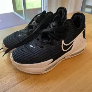 Nike Lebron Witness VI boys basketball size 4.5