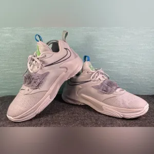 Nike Zoom Freak 3 gray fog max shoes. Size 6Y. Green &amp; Purple