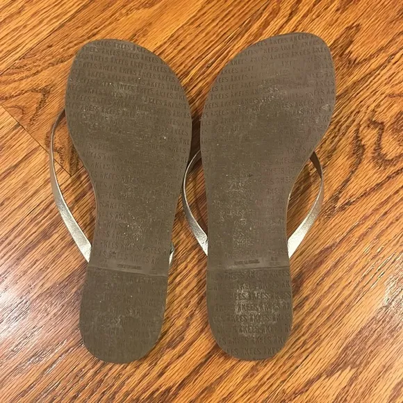 NWT TKEES Girl’s Fairylust Flip Flops Size US 4
