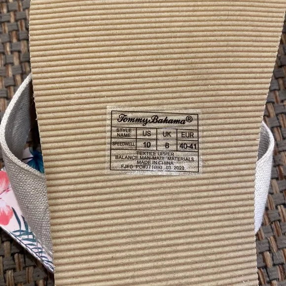 NWT Tommy Bahama 10 Brown/Ivory Flip Flops