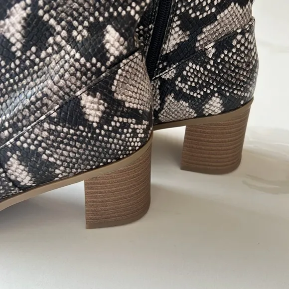 NWT Universal Thread Marlee Faux Snakeskin Pattern Tall Boots Womens Sz 8