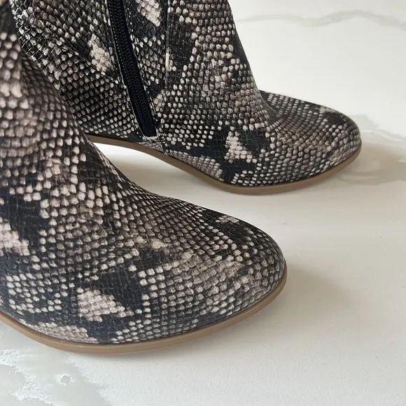 NWT Universal Thread Marlee Faux Snakeskin Pattern Tall Boots Womens Sz 8