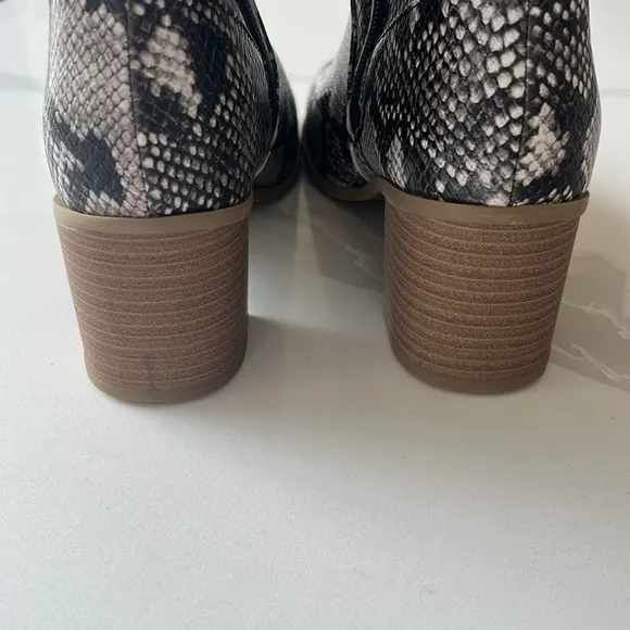 NWT Universal Thread Marlee Faux Snakeskin Pattern Tall Boots Womens Sz 8