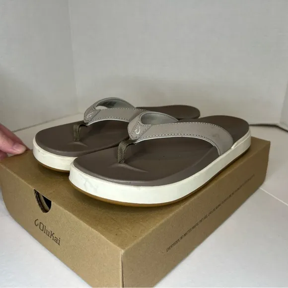 Olukai NU'A PI'O Slip On Sandals Thong Flip Flops Womens Size 7 Warm Taupe