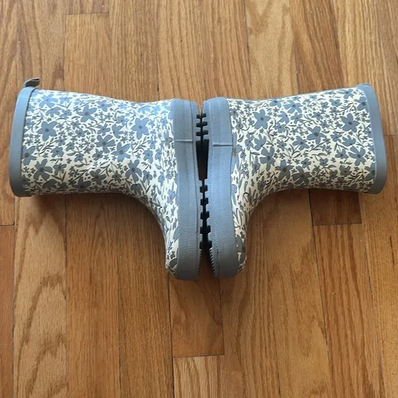 Rylee   Cru 12 Floral Patterned Rain Boots great pre owned condition blue cream