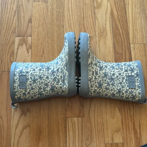 Rylee   Cru 12 Floral Patterned Rain Boots great pre owned condition blue cream