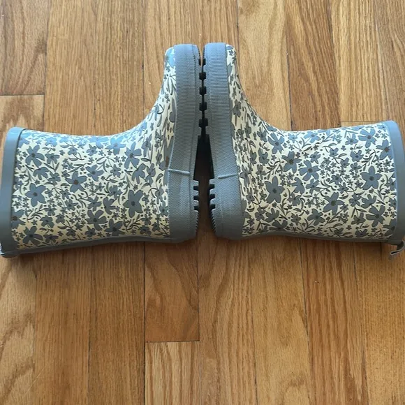 Rylee   Cru 12 Floral Patterned Rain Boots great pre owned condition blue cream