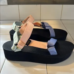 Teva (New w/out tags or box) Women's Flatform Universal Sherbert Mutli Sandals 9