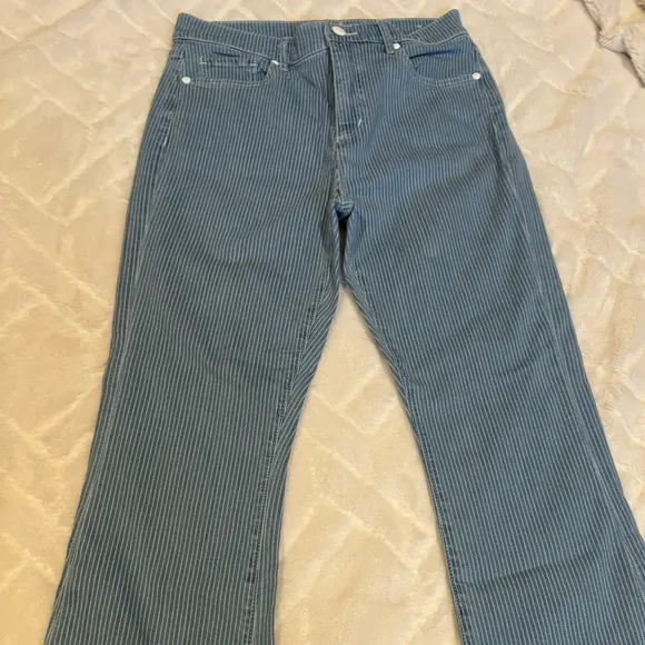 Women's LOFT Denim Kick Crop Jeans - Has light white stripes Size 27/4